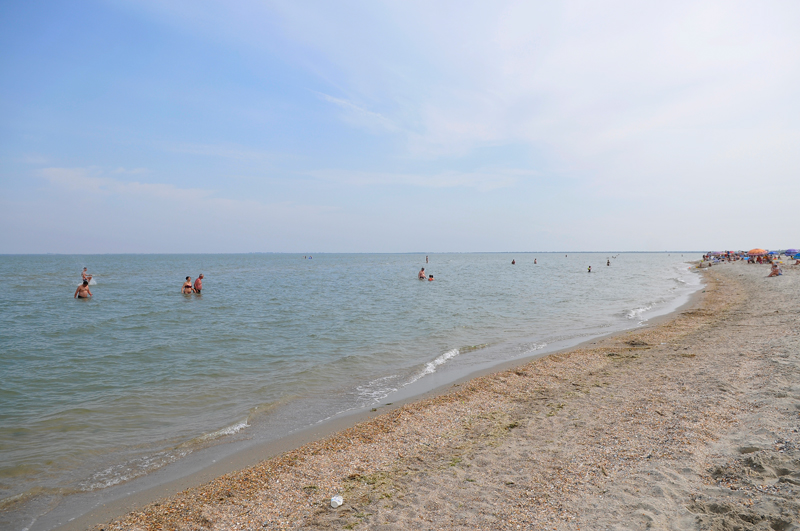 Літній відпочинок на пляжі у Приморському
